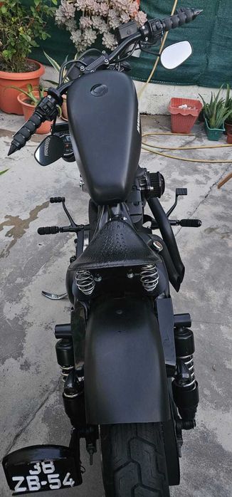 Harley Davidson Sportster 883 em estilo Bobber Custom