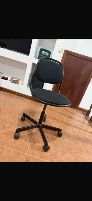 Secretaria com cadeira em muito bom estado