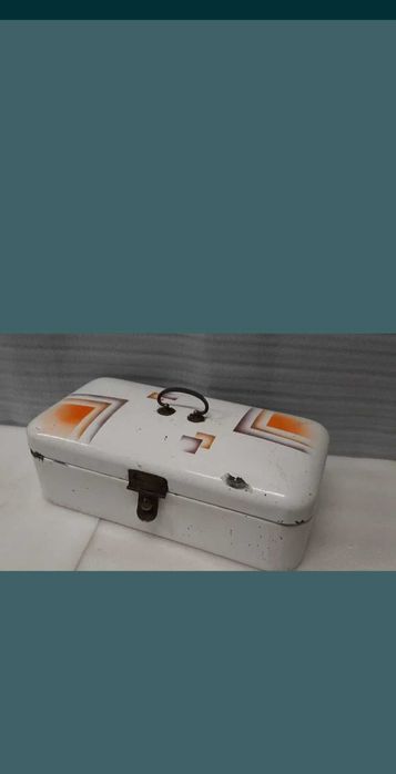 Chlebak metalowy przedwojenny.