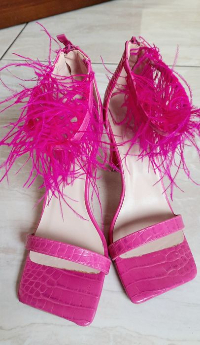 Buty na obcasie ozdobione piórami