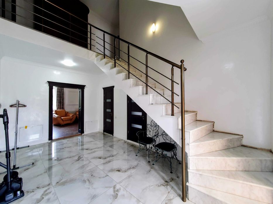 Здається 5-ти кімнатний БУДИНОК на ДОСЛІДНІЙ СТАНЦІЇ. Гараж на 2 авто.