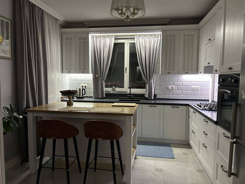 Продається будинок в дуже гарній локаціі ,з велик та гарним  на  місті