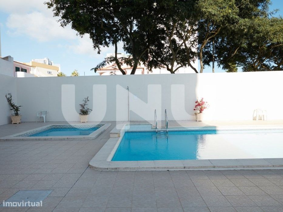 Apartamento T2, remodelado, em condomínio com piscina.