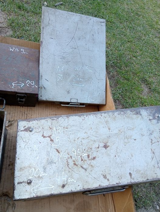 Starej produkcji zestaw starych skrzynek metalowych z epoki PRL