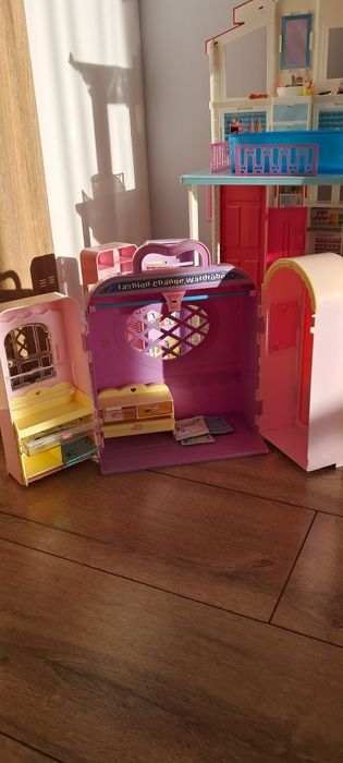 Domek lalki Barbie z basenem, garderobą i lalkami
