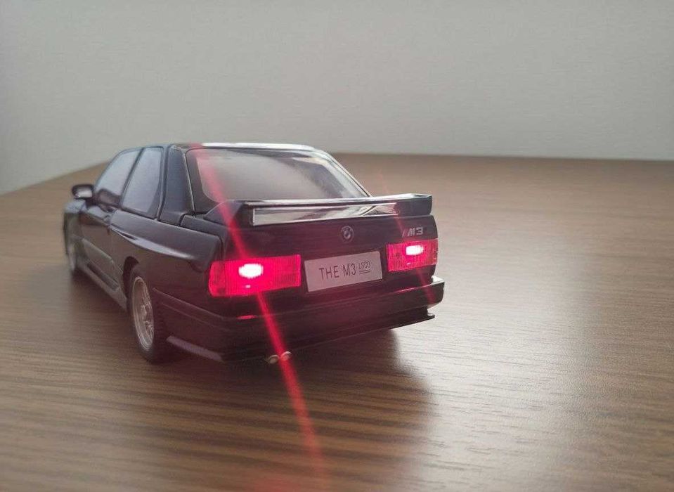 Колекційна іграшкова металева модель BMW M3 E30 1:24 з підставкою