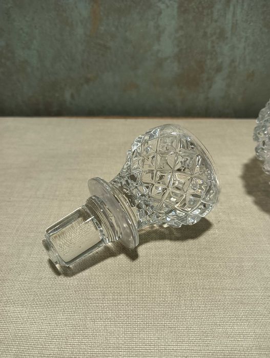Decantador de cristal lapidado com rolha – estilo clássico