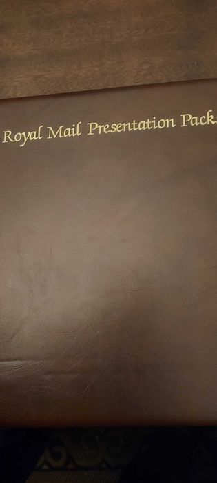 ROYAL MAIL PRESENTATION PACKS. UM RARO ALBUM DE 1986. VEJAM  fotos.