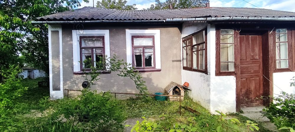 Ділянка,половина хати.
