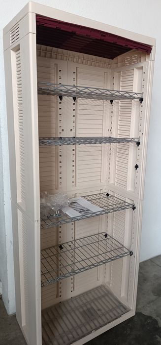 Armário em plástico