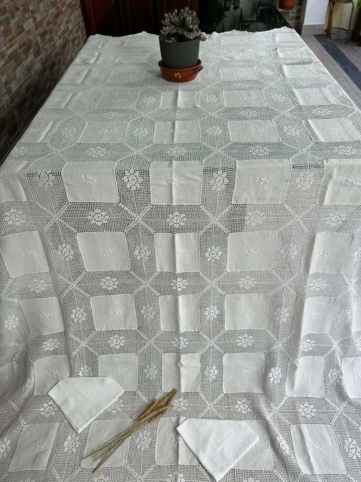 Toalha de Mesa em Linho e Renda Artesanal com 8 Guardanapos