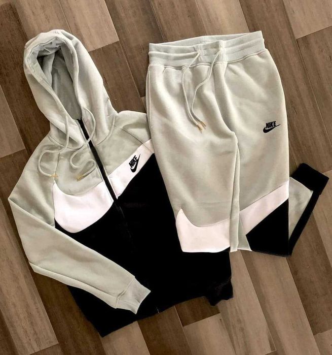 Fato de treino de qualidade bordado