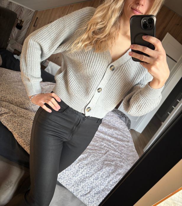 Sweterek na guziki szary S.