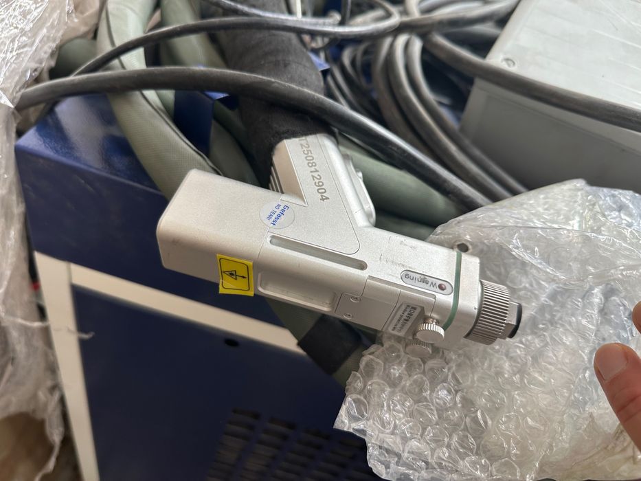 Máquina multifunções 4 em 1 de 2000 W para soldadura, limpeza e corte a laser.