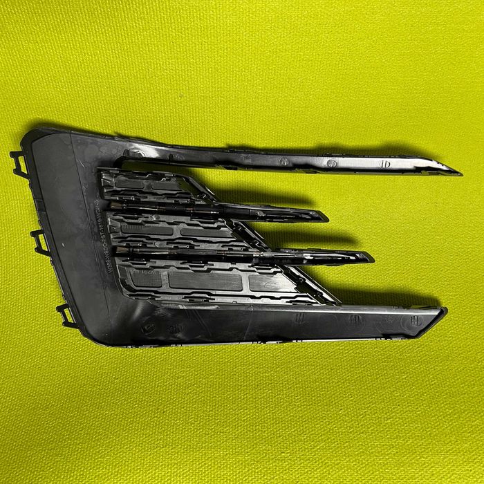 Решітки переднього бампера для Volkswagen Passat B8 USA R-Line