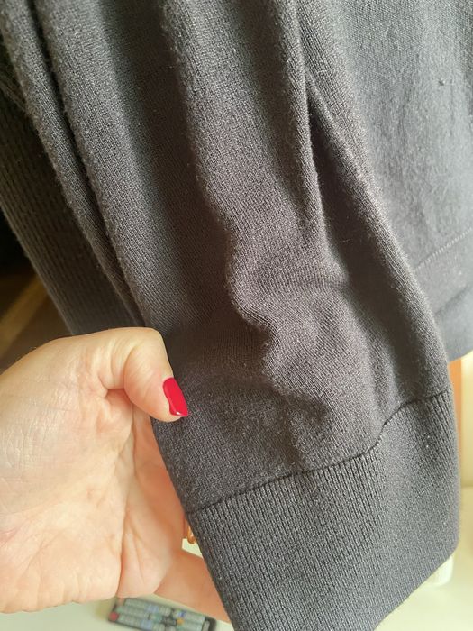 Casaco preto em malha com botoes dourados