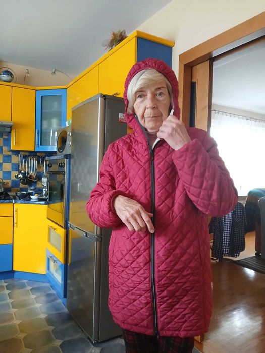 Bordowy płaszcz z diamentowym pikowaniem i kapturem.