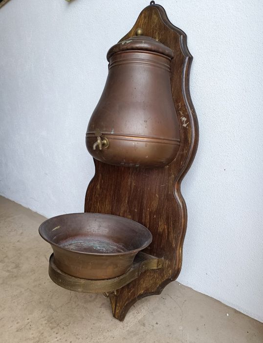 Fonte em madeira e cobre
