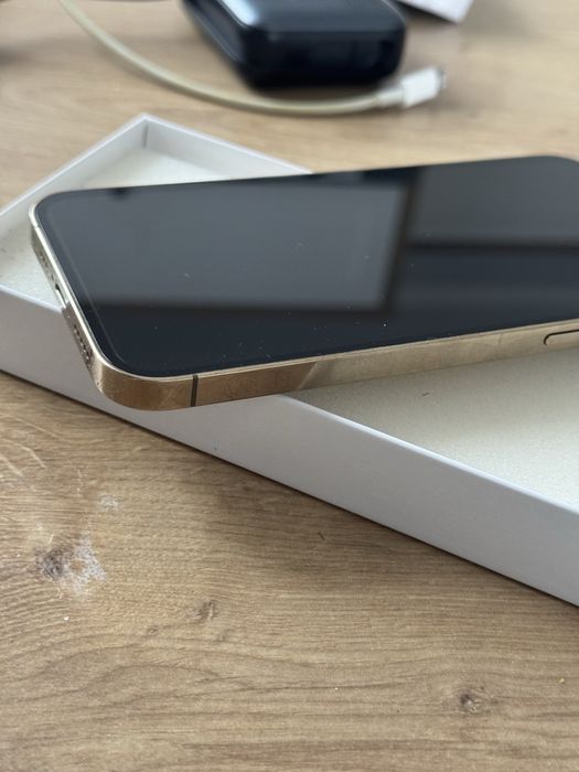 Złoty iPhone 12 Pro telefon w bardzo dobrym stanie