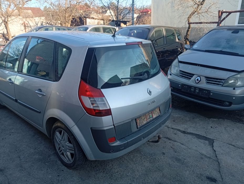 Сидіння салон підлокітник карти торпеда панель  автомат коробка Рено