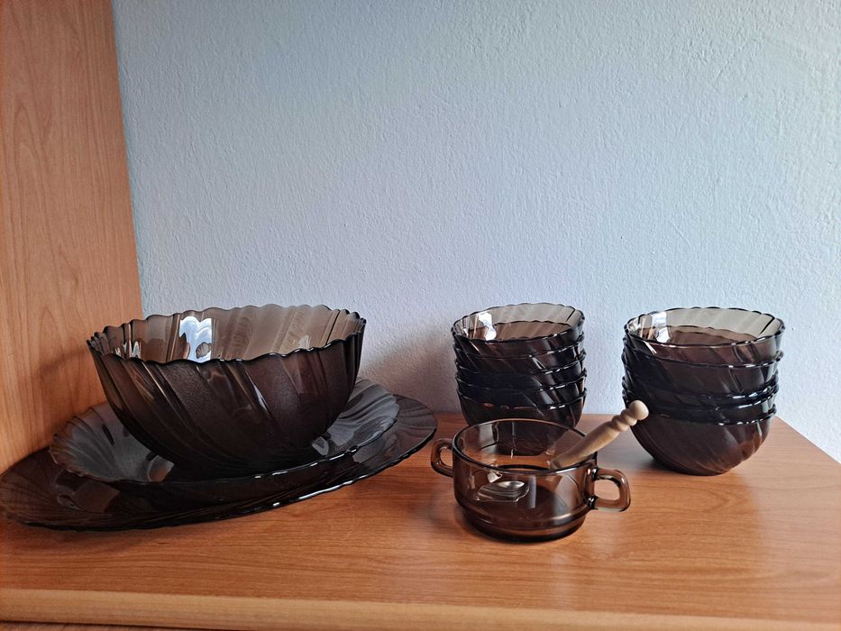 Zastawa deserowa z czarnego szkła