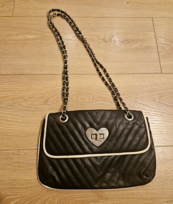 torba torebka mała czarna Bershka łańcuszek serce pikowana