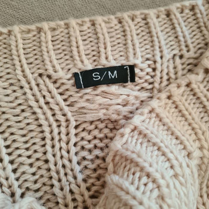 Różowy pleciony sweter