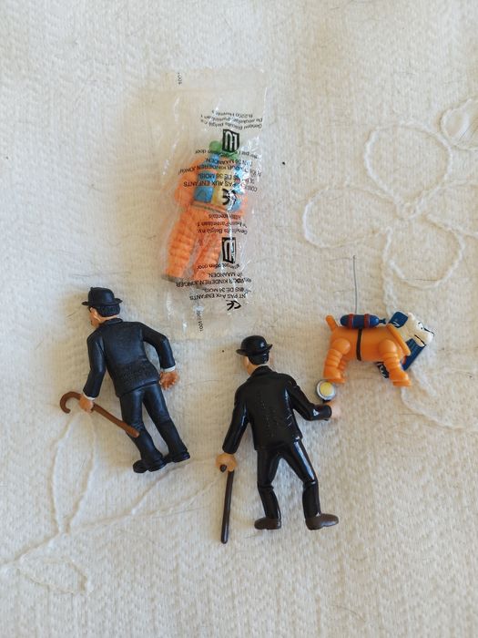 conjunto de 4 figuras de tintim.  de diferentes épocas.