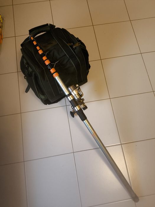 Cana de pesca completa e mala cheia de material de pesca