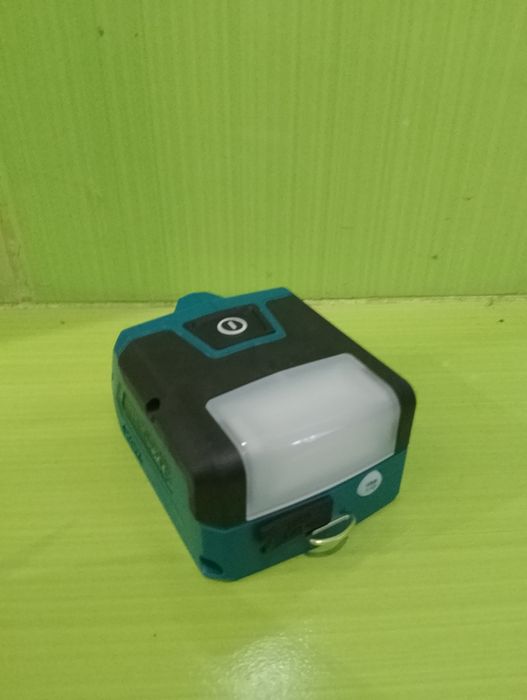 Компактний літій-іонний світлодіодний ліхтарик Makita ML011G 40V MAX X