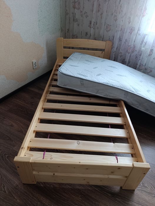 Кровать деревянная с матрасом 1,2м*2,5м
