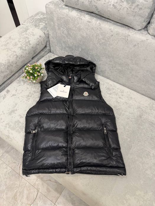 Брендова дута жилетка Moncler Maya Down Vest / глянцева жилетка монльор з логотипом