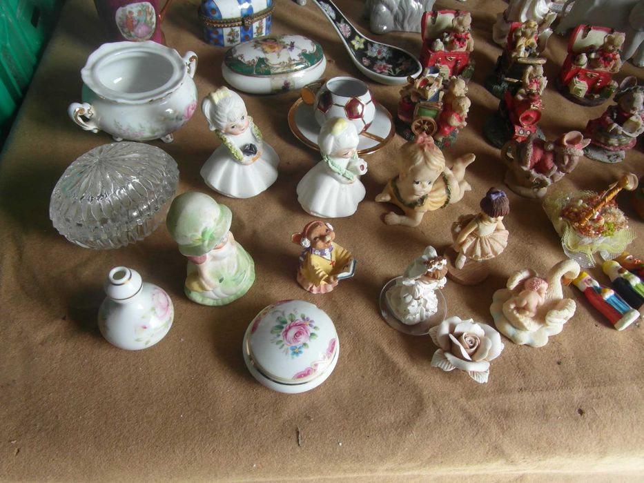 45 Bonecos de louça e estanho