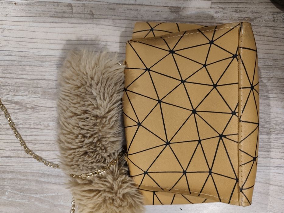 Śliczna torebka z włochatą rączką.