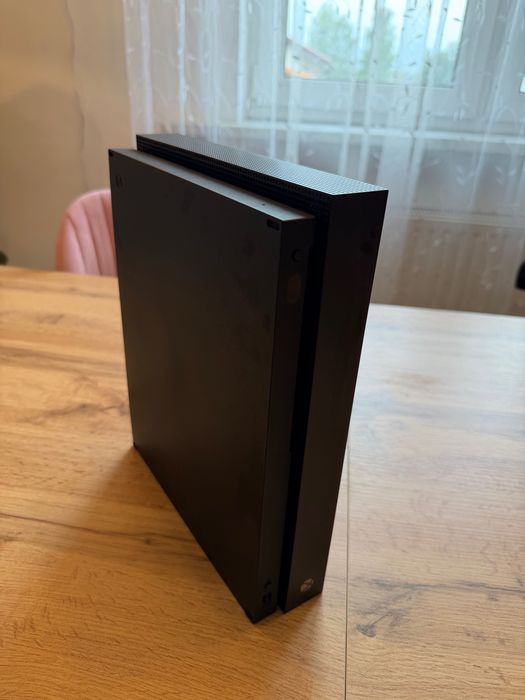 Xbox One X 1TB w dobrym stanie – zestaw z 2 padami (w tym 1 pad od Series X)