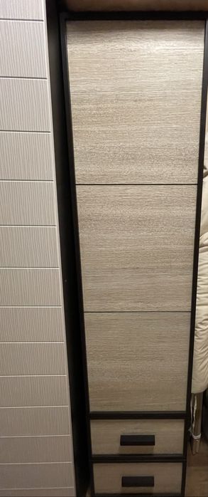 Bardzo elegancki i pojemny słupek z 4 półkami i 2 szufladami