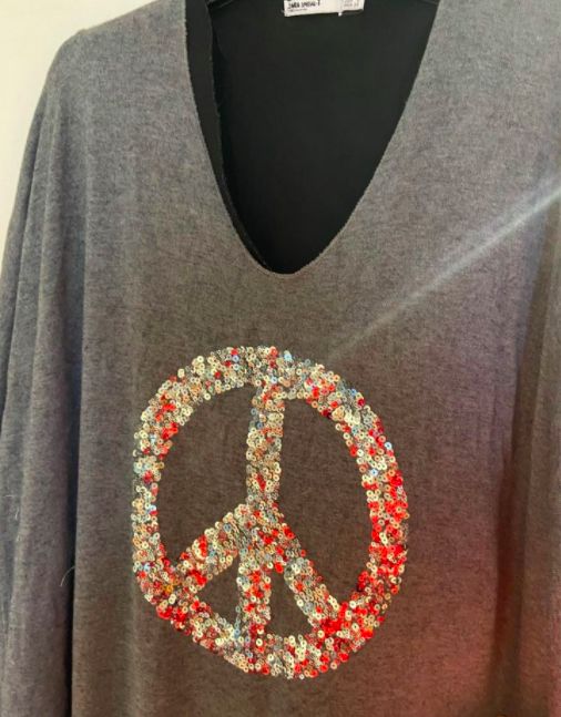Vestido comprido com aplicação com o símbolo da paz