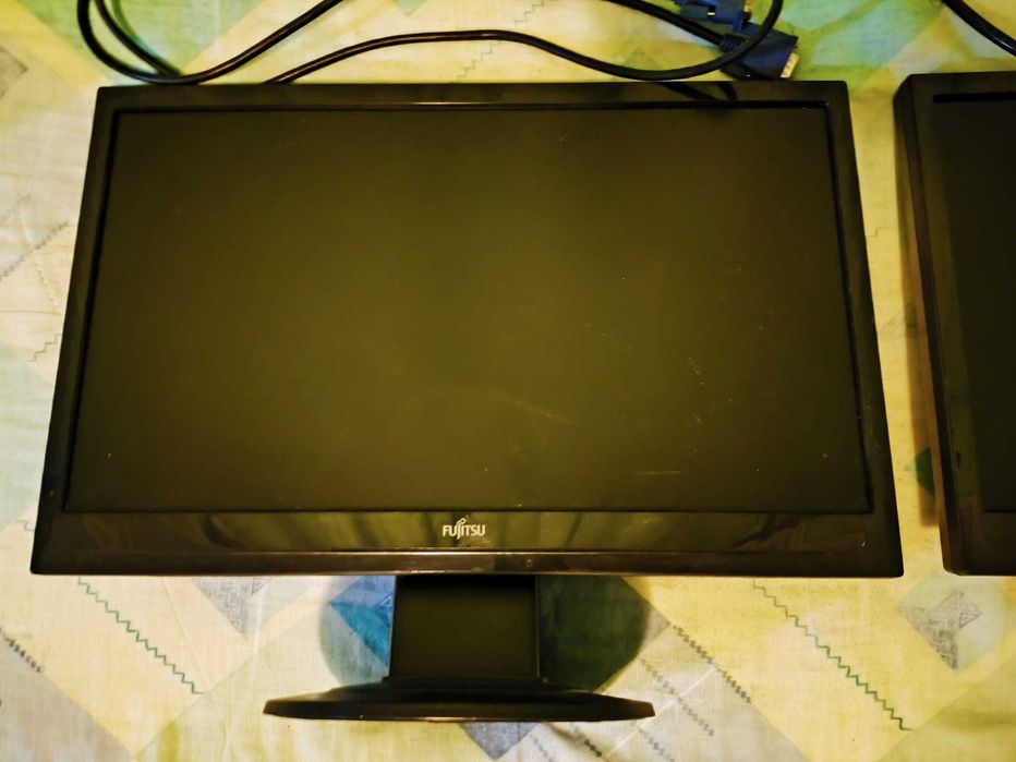 FUJITSU L3190T monitors in perfect condition. (Cables included)64730009563651123