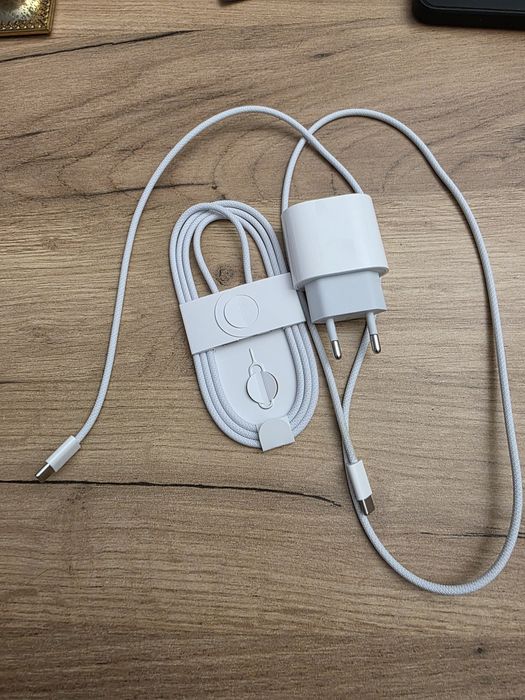 Ładowarka i 2 kable pokrowiec iphone 17 pro