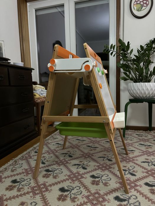 Quadro-cavalete Montessori para desenhar