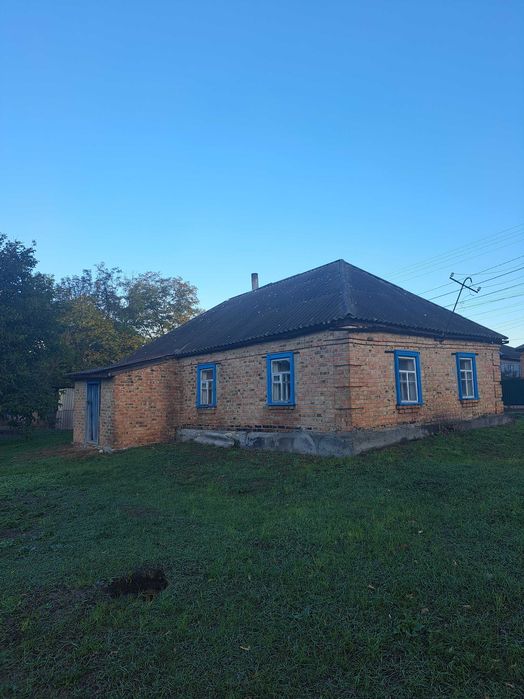 Будиночок з земельною ділянкою