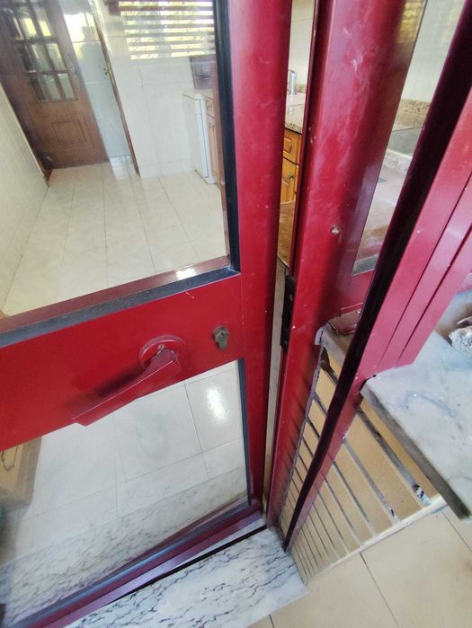 Porta de Marquise em alumínio vermelho