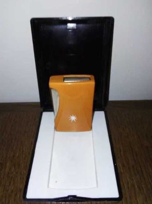 Zapalniczka kolekcjonerska na kamień.