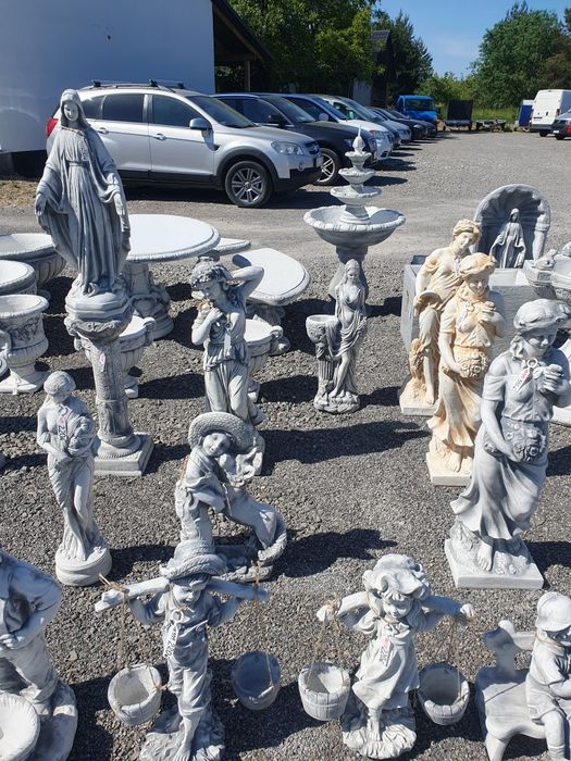 Figurki, fontanny, donice ogrodowe, ławki i stół betonowy