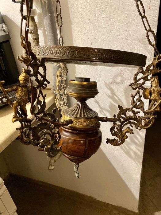 Stary antyczny żyrandol