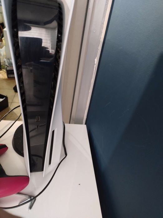 Konsola PlayStation 5 1 TB stan bardzo dobry