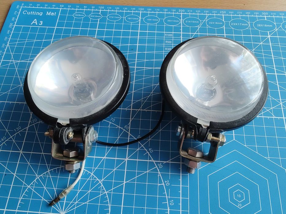 Halogeny/ szperacze na zderzak 2 szt z żarówkami H3 55W canlux sprawne