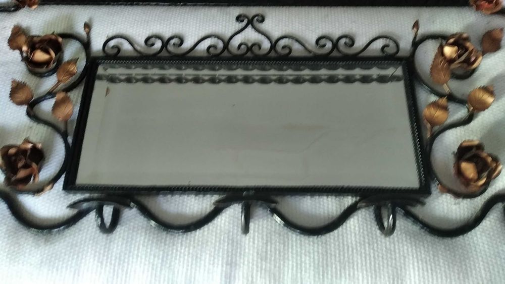 Mesa branca Varias peças em ferro fundido: mesa em meia lua, espelho