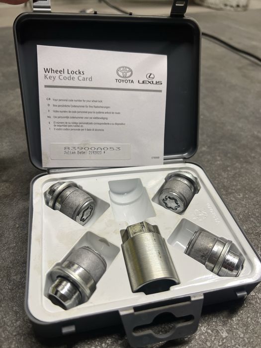 ZŁODZIEJKI OE Nakrętki zabezpieczające Toyota Lexus PW456/00013