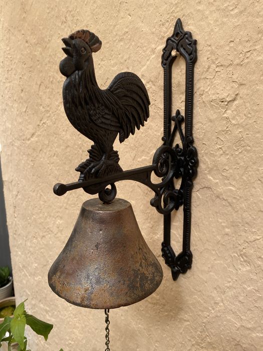 Sino ferro com figura de galo para fixacao parede